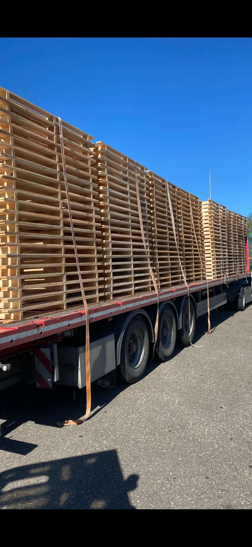 Vrachtwagen geladen met nieuwe pallets van JJS Handel Noord